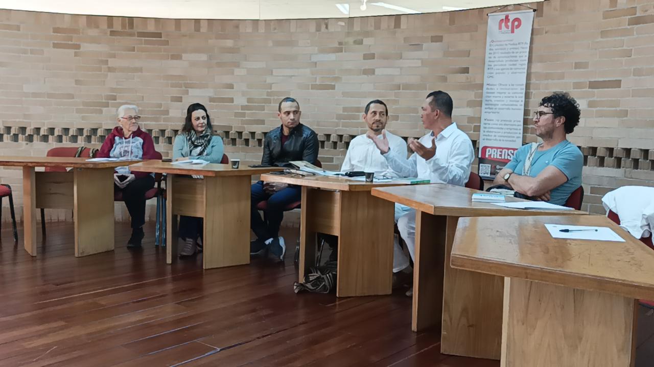 De izquierda a derecha: María Elvira Naranjo, Adriana Téllez, Camilo Quintero, Miguel Ángel Beltrán, Hamilton Fuentes y Pablo Cabra. De izquierda a derecha: María Elvira Naranjo, Adriana Téllez, Camilo Quintero, Miguel Ángel Beltrán, Hamilton Fuentes y Pablo Cabra.