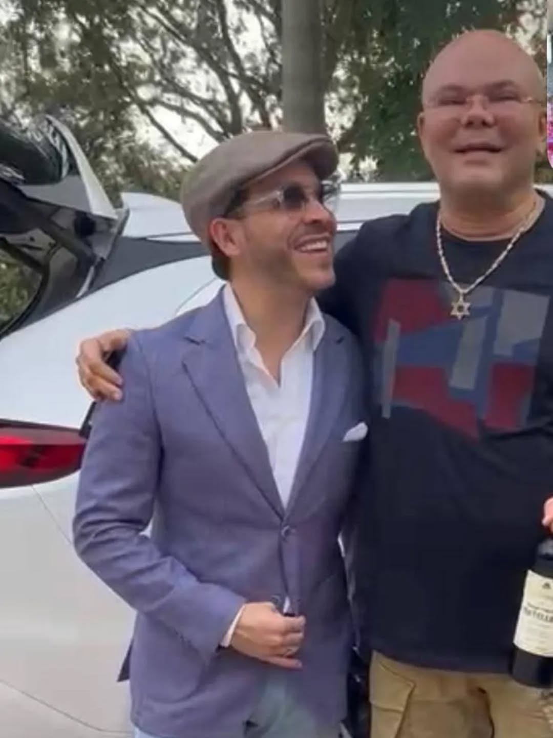 El abogado Abelardo de la Espriella junto al ex informante federal Jorge Luis Hernández, alias Boliche en Miami. Boliche sostiene una botella de vino de una marca producida por el abogado en Italia. Imagen Cortesía. El abogado Abelardo de la Espriella junto al ex informante federal Jorge Luis Hernández, alias Boliche en Miami. Boliche sostiene una botella de vino de una marca producida por el abogado en Italia. Imagen Cortesía.