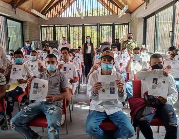Entregan más de 2.500 libretas militares gratis a jóvenes víctimas del conflicto en Antioquia