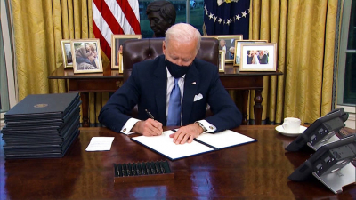 Biden firma órdenes ejecutivas sobre el medioambiente, la inmigración, los derechos civiles, la economía y la pandemia