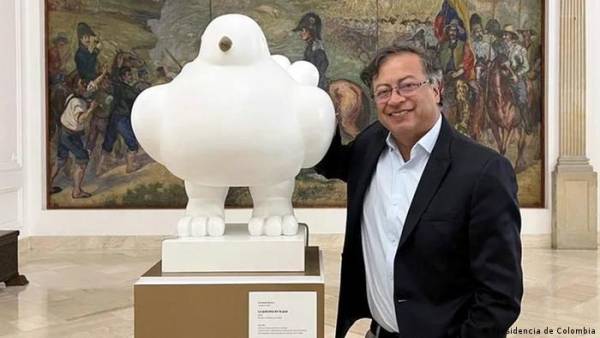 El presidente de Colombia Gustavo Petro junto a la “Paloma de la Paz”, en el Palacio de Nariño.