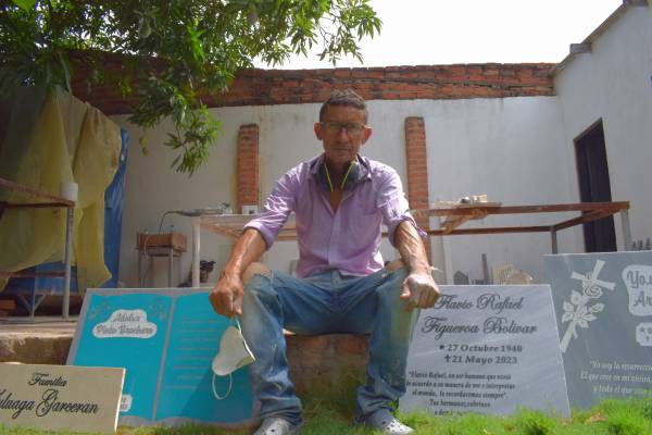 Yonis elabora lápidas para los difuntos del Cesar y La Guajira.